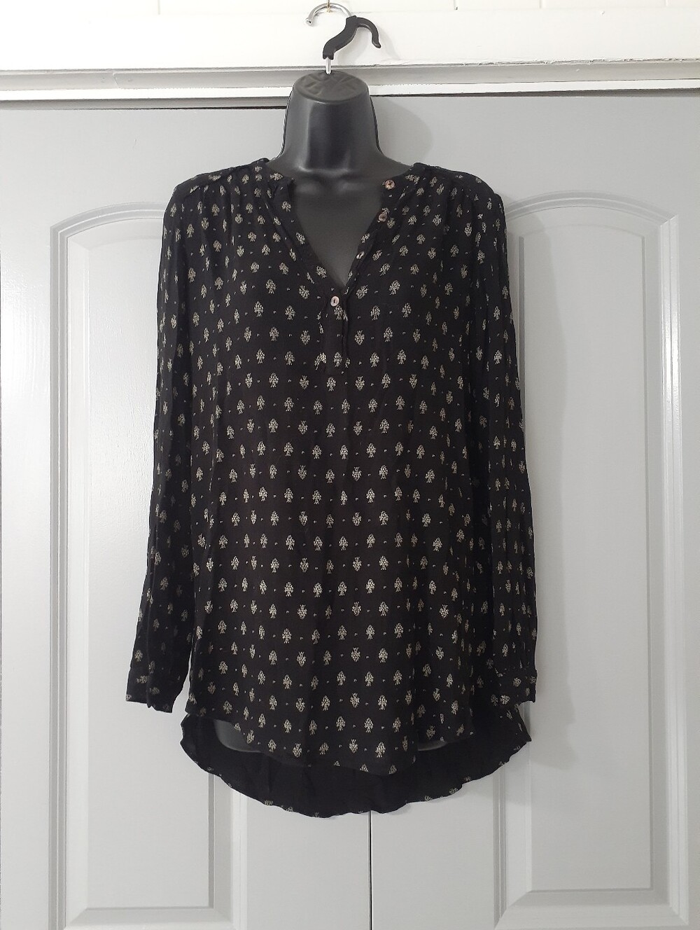 h&m black long sleeve high low top